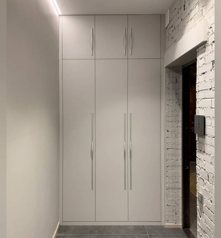 Распашные шкафы-Встроенный шкаф с распашными дверями «Модель 16»-фото1